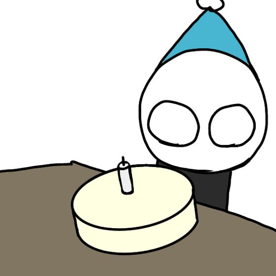 Personaje con gorro de cumpleaños frente a una torta con una vela.