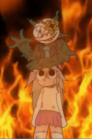 Escena de terror: un personaje con la ropa rota delante de una criatura de flores, rodeado de fuego.