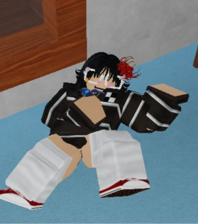 El avatar de Haini en Roblox, sentado en el piso